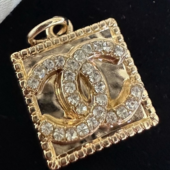 ✨Chanel Gold Tone Zipper Pull Button Crystal
Charm Pendant✨ - Picture 1 of 9